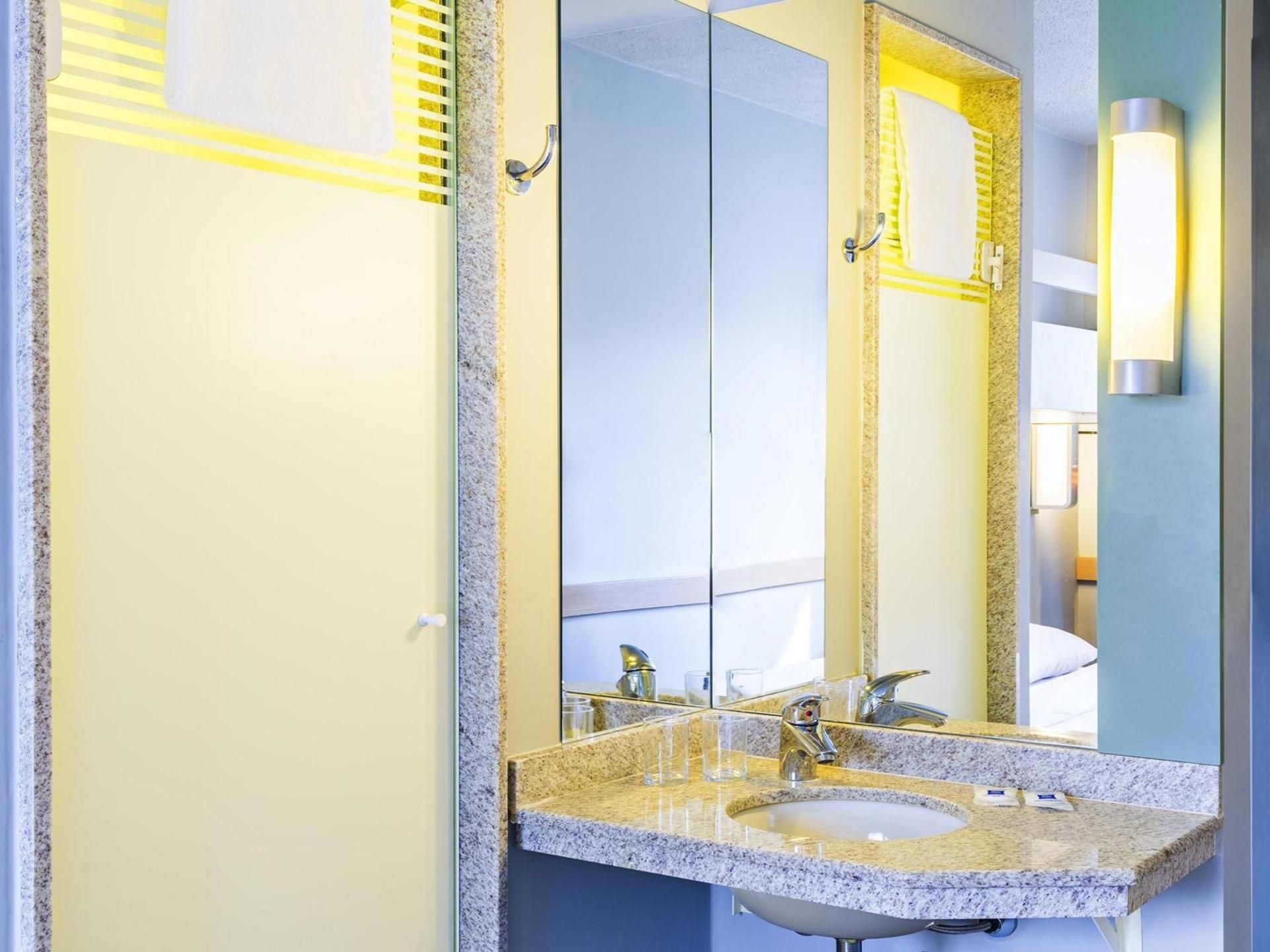 Standard room with 2 single size beds