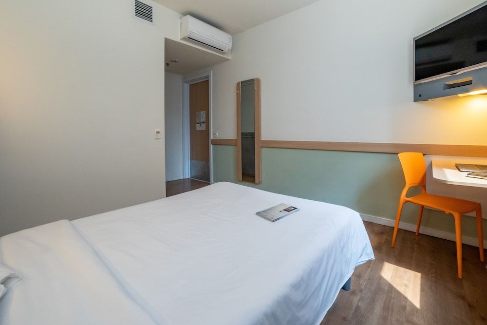ibis budget Sp Frei Caneca ADAPTED STANDARD ROOM with 1 DOUBLE BED 4