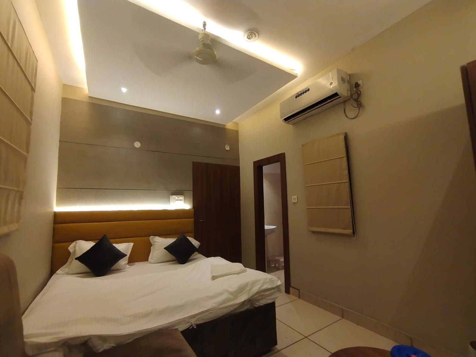 Hotel Gagan Plaza Deluxe Double Room 4