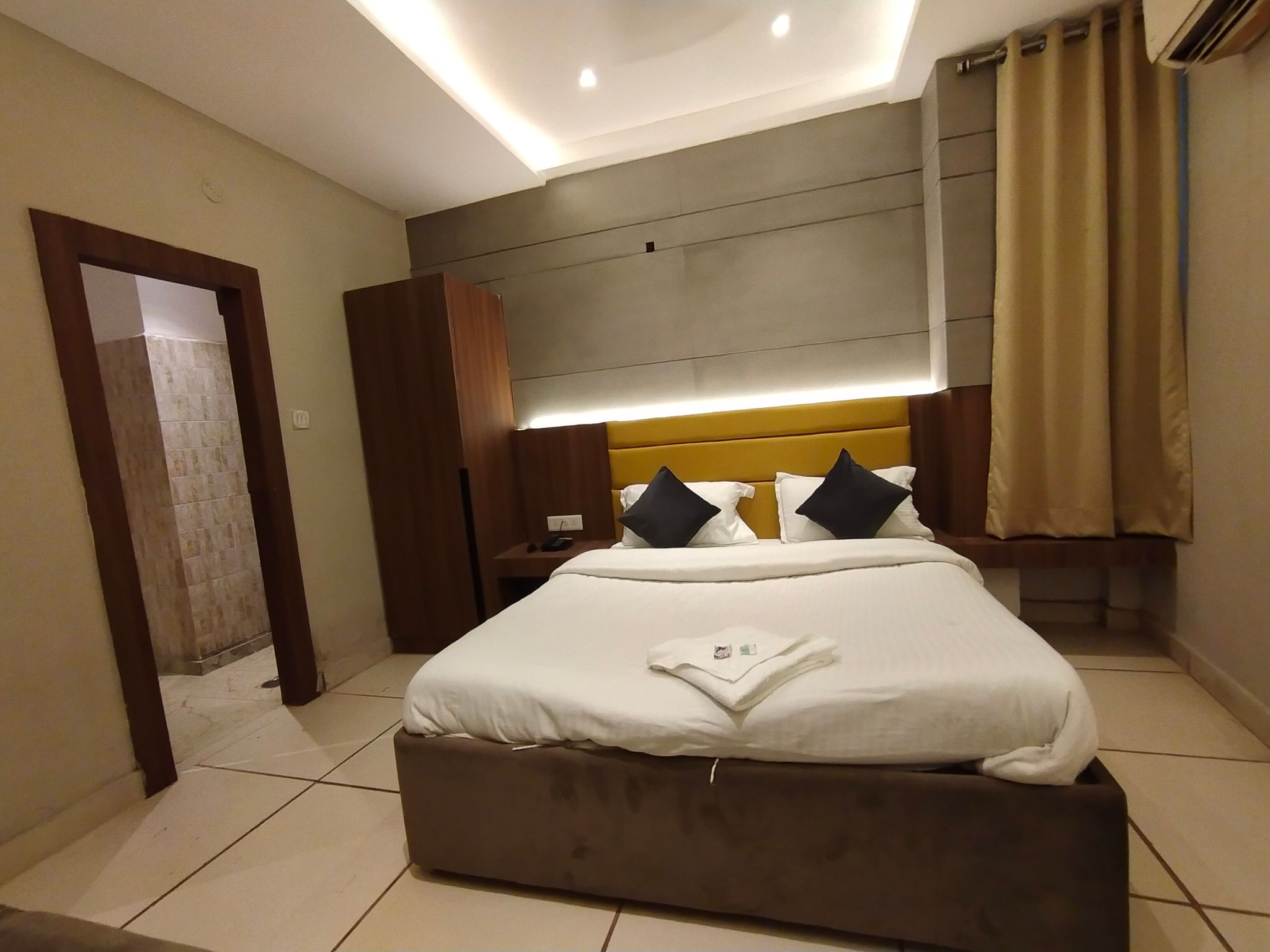 Hotel Gagan Plaza Deluxe Double Room 3