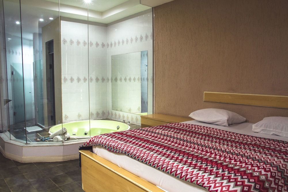 Superior Double Room, Bathtub