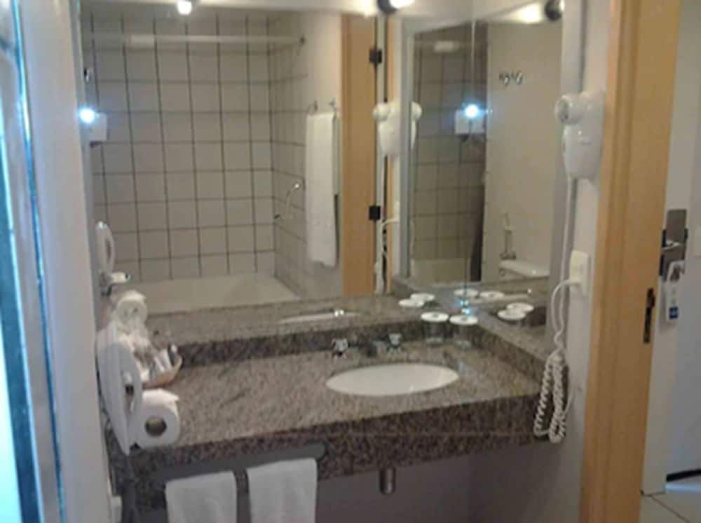 Marina Park Deluxe Single Room 8