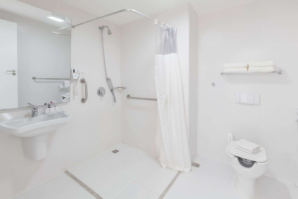 Ramada Hotel & Suites Campos Dos Goytacazes Deluxe Room, Accessible 4