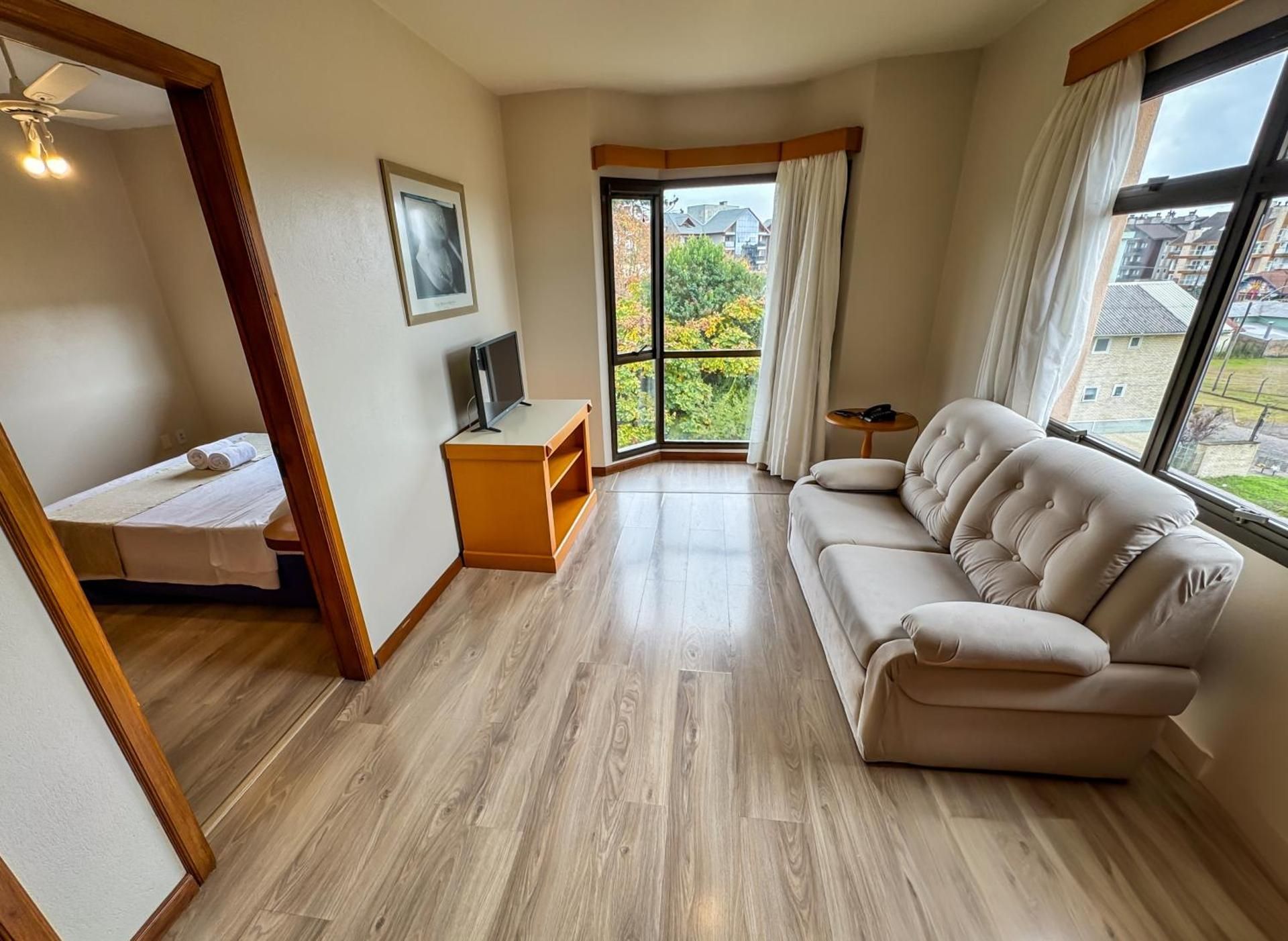 Hotel Tissiani Canela Super Luxo Casal - quarto com 1 dormitrio, sala e 1 banheiro 2