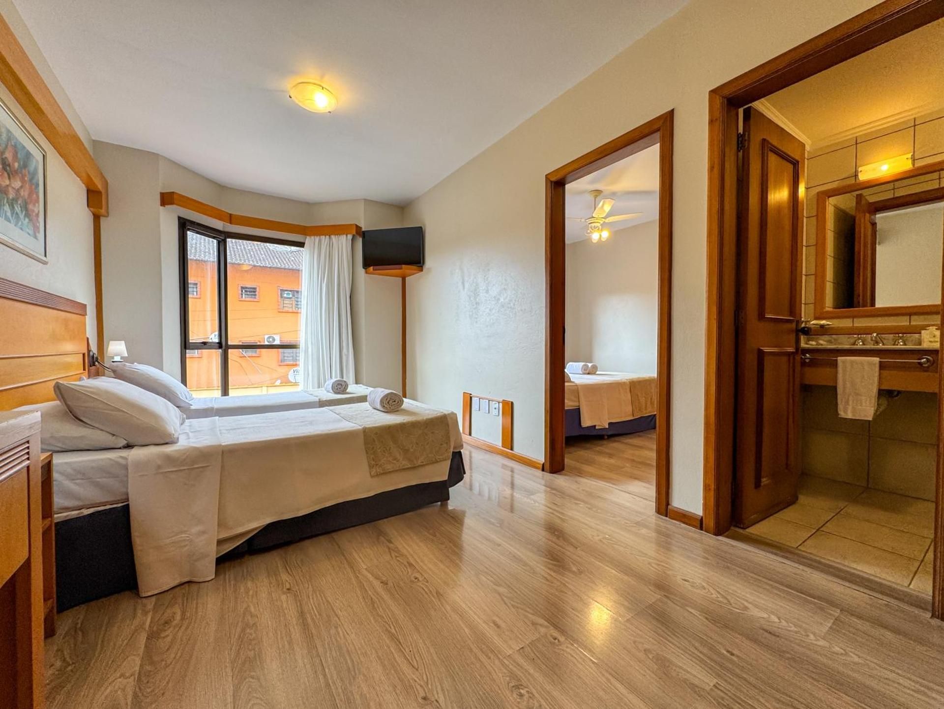 Luxo qudruplo - quarto com 2 dormitrios e 1 banheiro