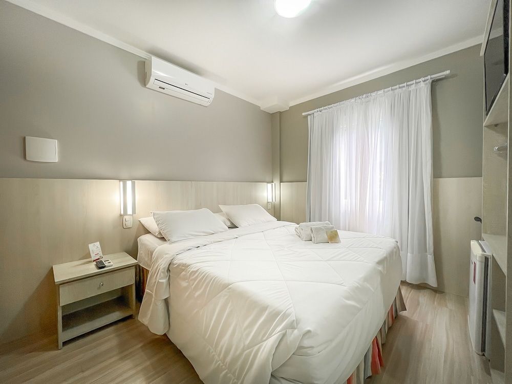 Apt. casal ou duplo standard, Acessvel, Piso trreo (Ao lado do cafe da manha)