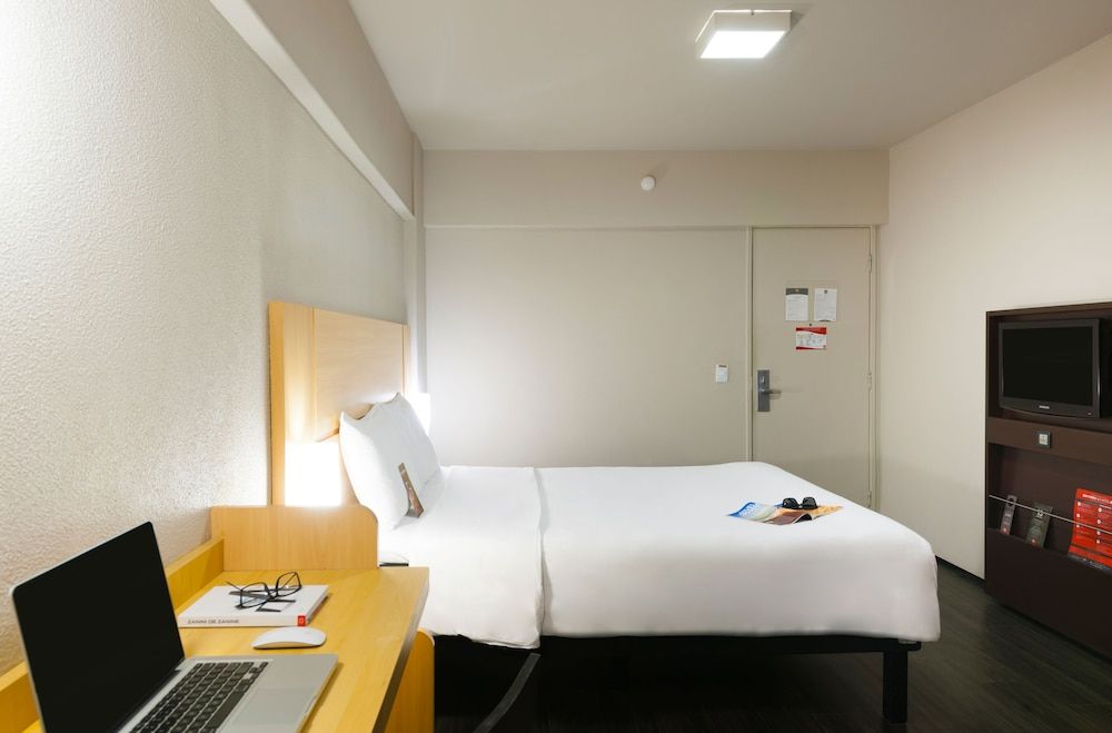Standard Room, 1 Queen Bed