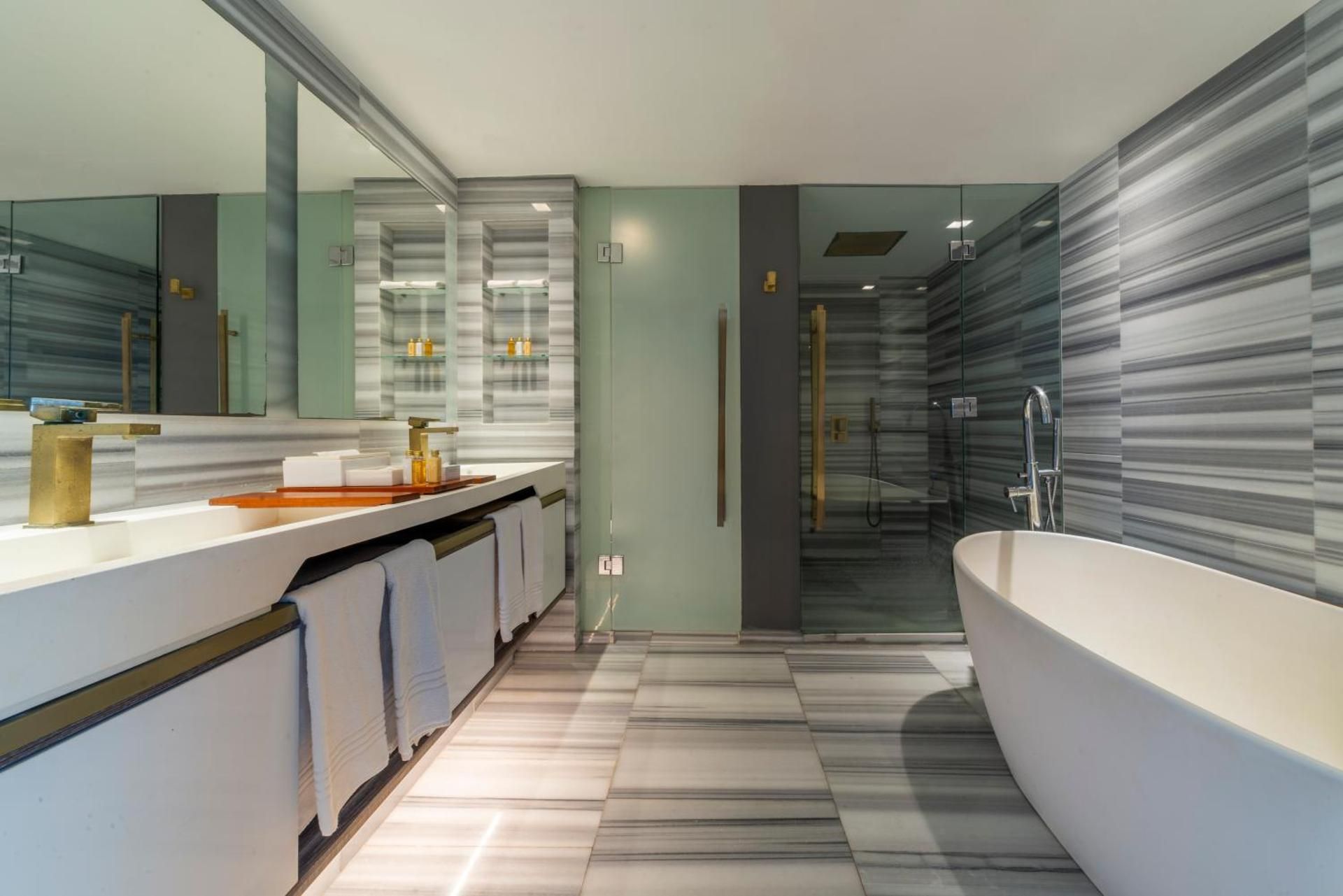 Deluxe Suite with Sea View