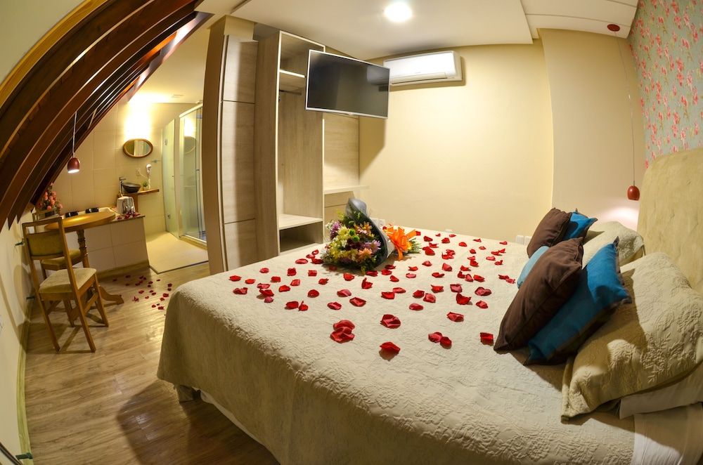 Deluxe Suite, Jetted Tub