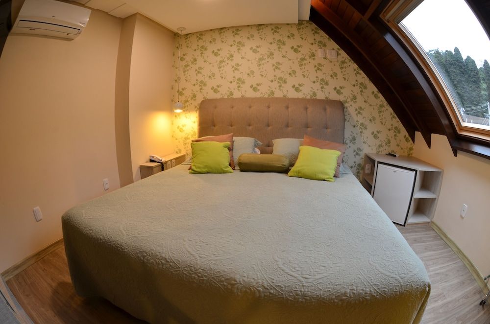 Deluxe Suite, Jetted Tub