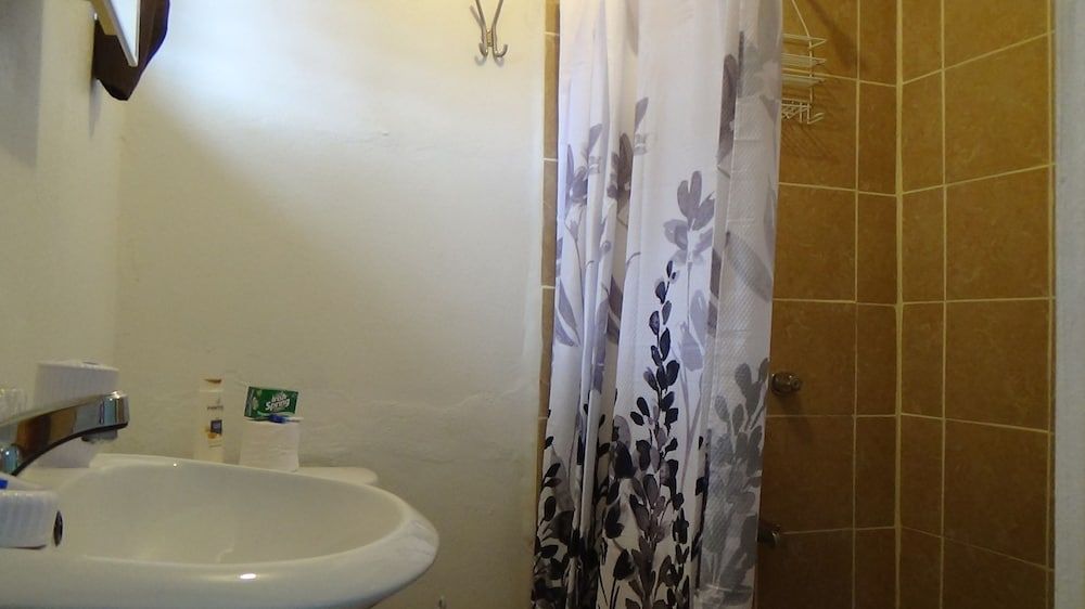 Hacienda Tropical Guest House Standard Triple Room, 1 Bedroom, Ensuite, Ground Floor 5