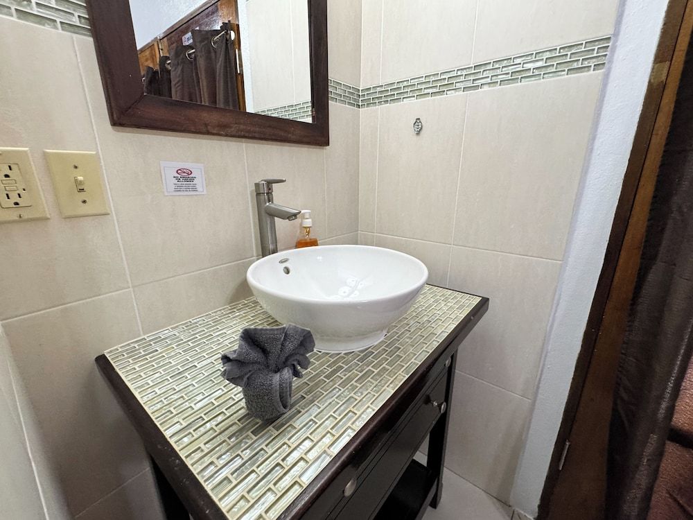 Caribbean Shores Bed & Breakfast Standard Room, 1 Queen Bed 26