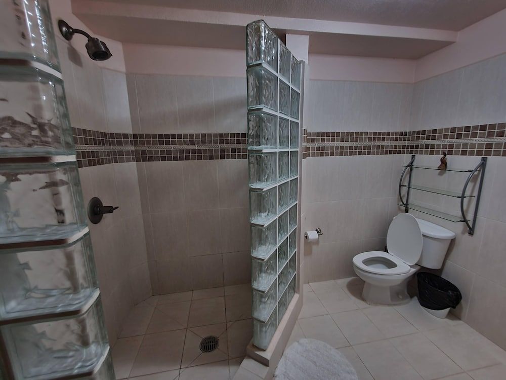 Caribbean Shores Bed & Breakfast Standard Room, 1 Queen Bed 18