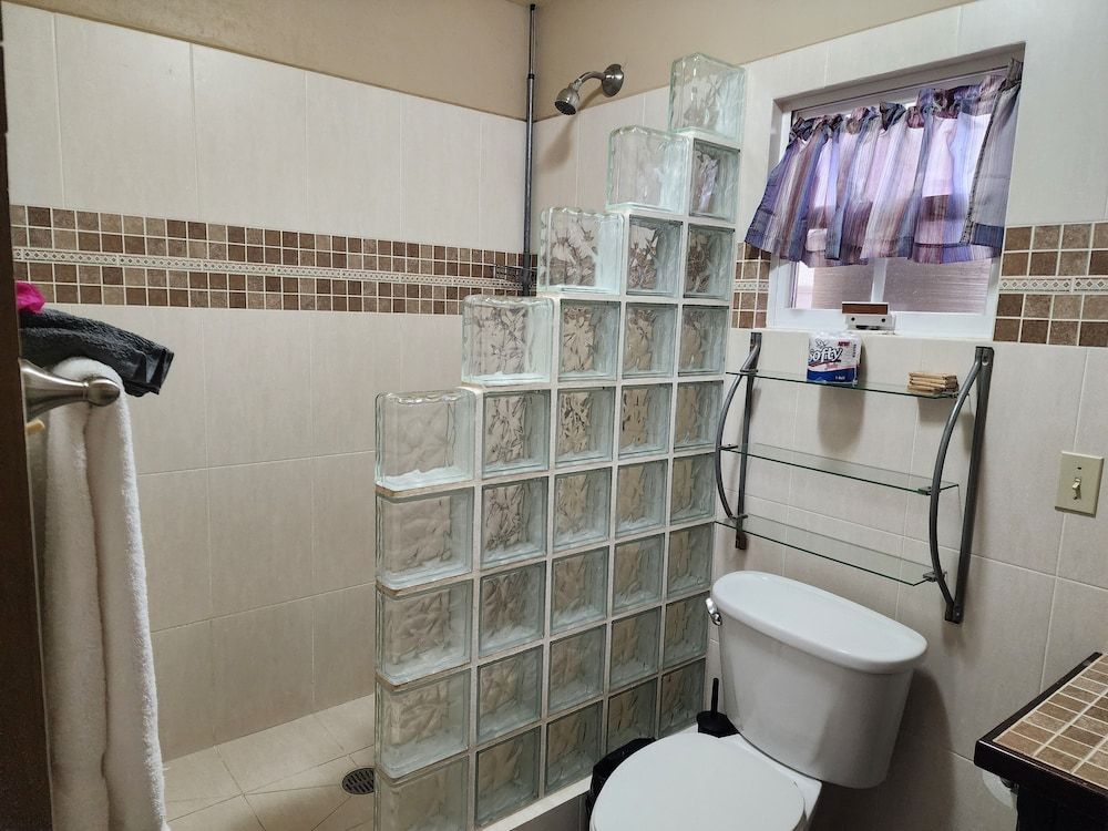 Caribbean Shores Bed & Breakfast Luxury Room, 1 King Bed, Poolside 5