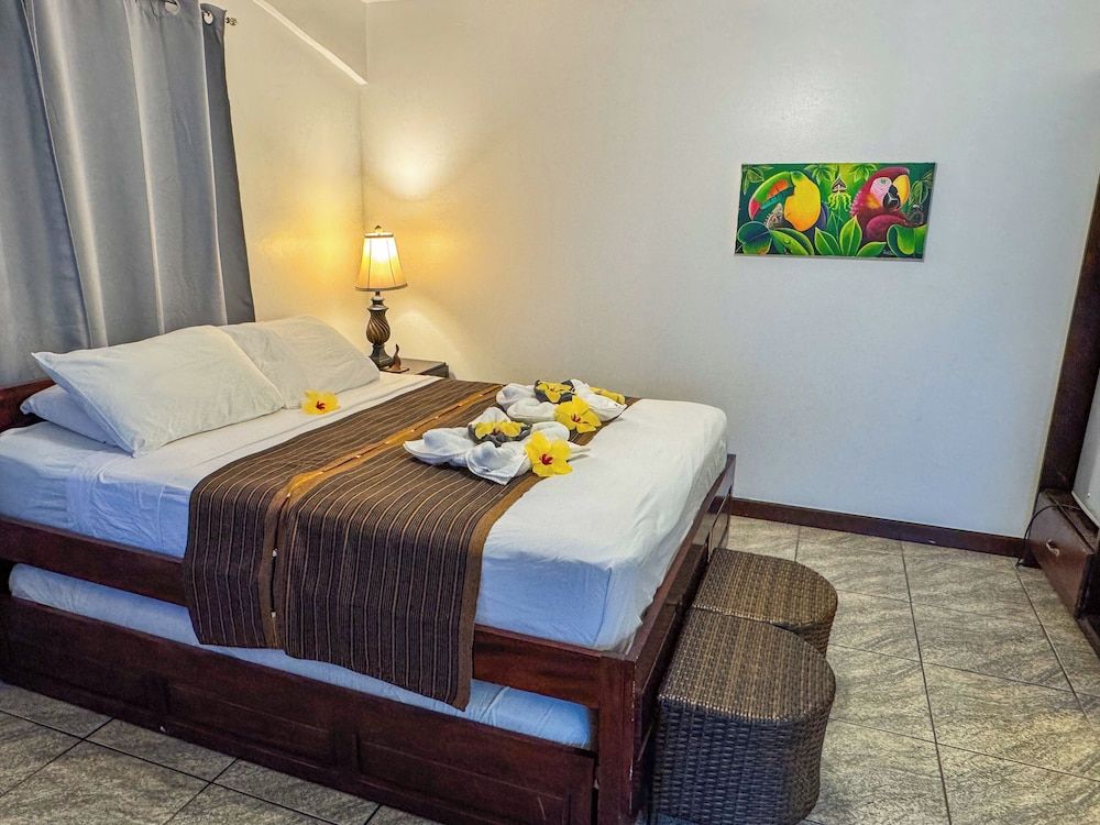 Caribbean Shores Bed & Breakfast Standard Room, 1 Queen Bed 11