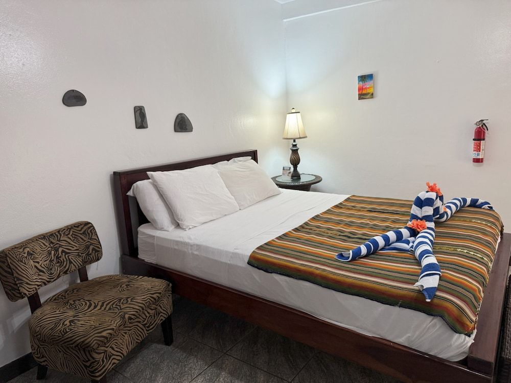 Caribbean Shores Bed & Breakfast Standard Room, 1 Queen Bed 4