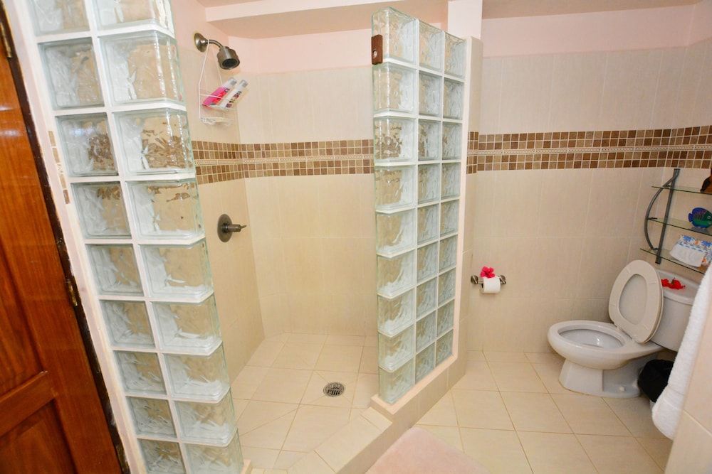 Caribbean Shores Bed & Breakfast Standard Room, 1 Queen Bed 17