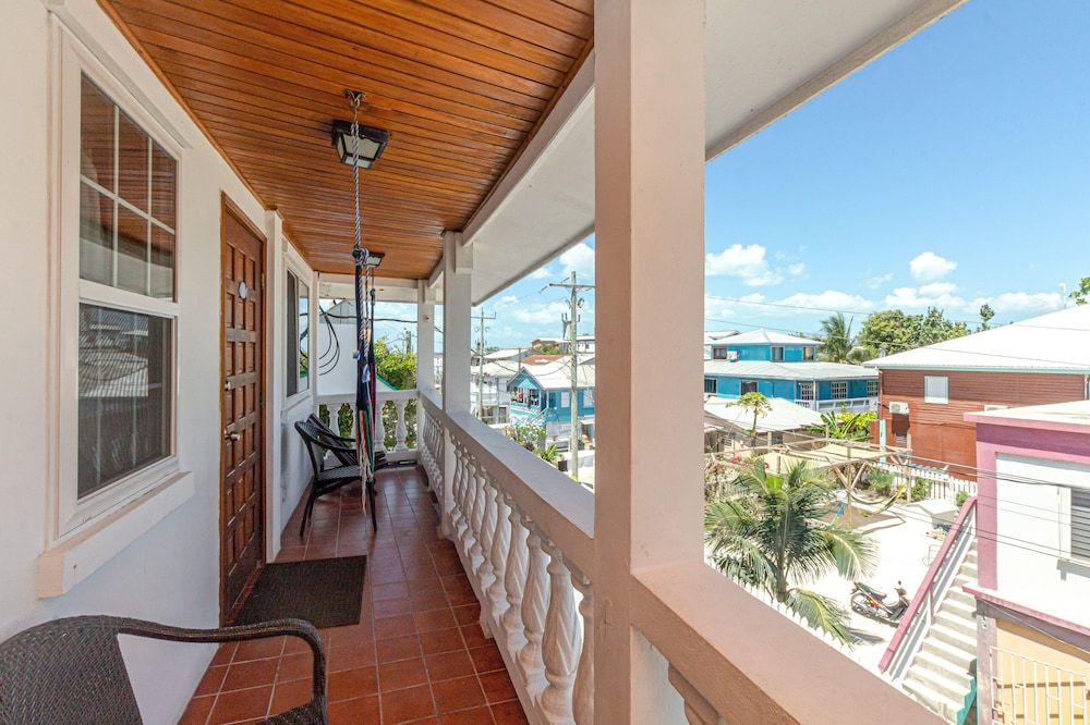 Blue Tang Inn Premier Studio Suite, 2 Double Beds, Balcony, Partial Ocean View 4
