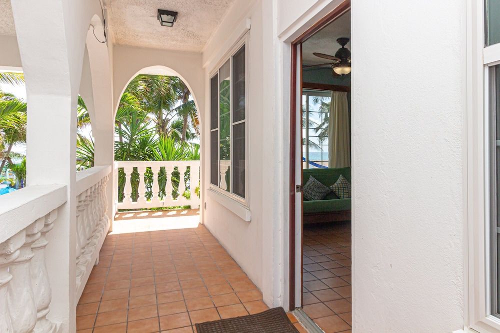 Blue Tang Inn Premier Studio Suite, 1 King Bed, Balcony, Ocean View 5