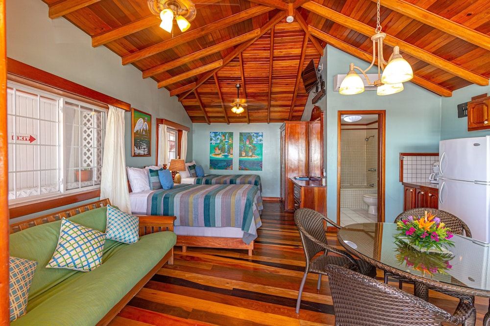 Blue Tang Inn Premier Studio Suite, 2 Double Beds, Balcony, Partial Ocean View 11