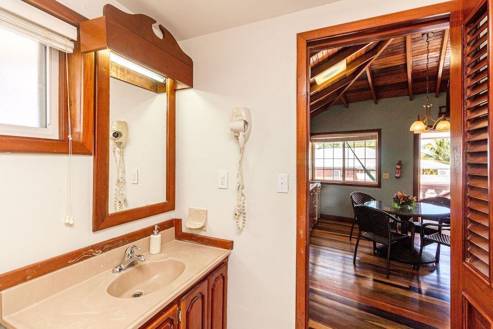 Blue Tang Inn Premier Studio Suite, 2 Double Beds, Balcony, Partial Ocean View 10