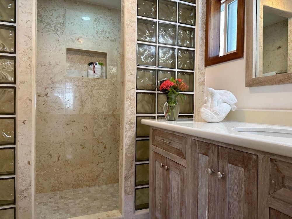 Blue Tang Inn Premier Studio Suite, 2 Double Beds, Balcony, Partial Ocean View 8