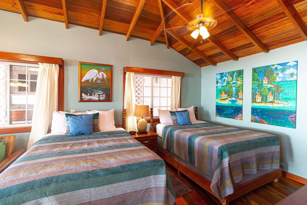 Blue Tang Inn Premier Studio Suite, 2 Double Beds, Balcony, Partial Ocean View 3