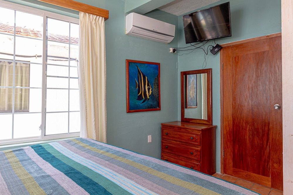 Blue Tang Inn Premier Studio Suite, 1 King Bed, Balcony, Ocean View 11