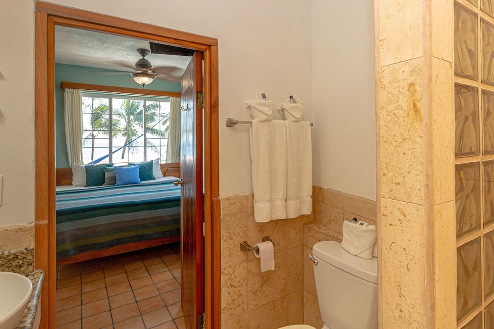 Blue Tang Inn Premier Studio Suite, 1 King Bed, Balcony, Ocean View 7
