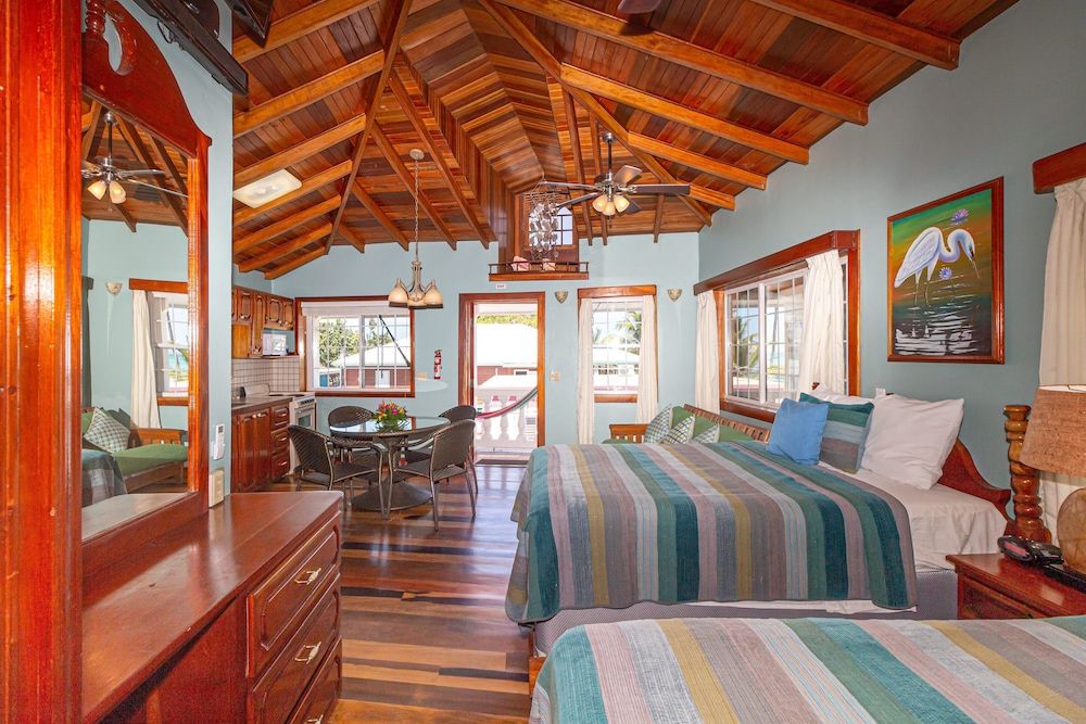Blue Tang Inn Premier Studio Suite, 2 Double Beds, Balcony, Partial Ocean View