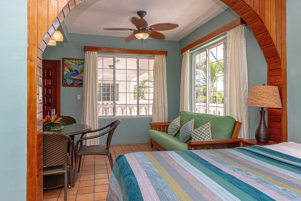 Blue Tang Inn Premier Studio Suite, 1 King Bed, Balcony, Ocean View 9
