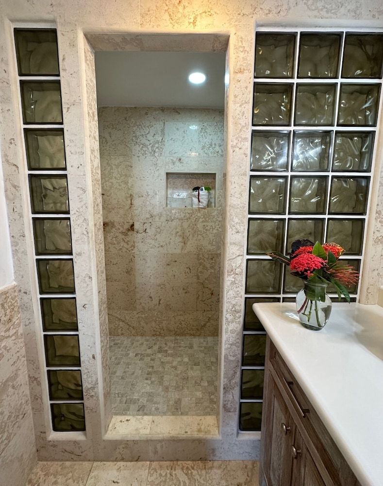 Blue Tang Inn Premier Studio Suite, 2 Double Beds, Balcony, Partial Ocean View 6