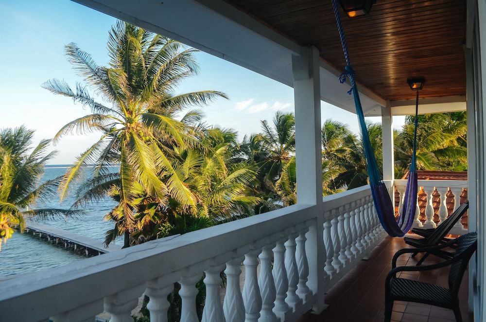 Blue Tang Inn Premier Studio Suite, 1 King Bed, Balcony, Ocean View 3