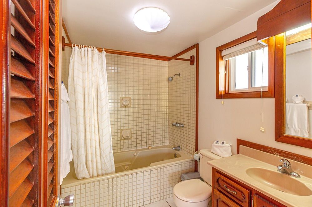 Blue Tang Inn Premier Studio Suite, 2 Double Beds, Balcony, Partial Ocean View 5