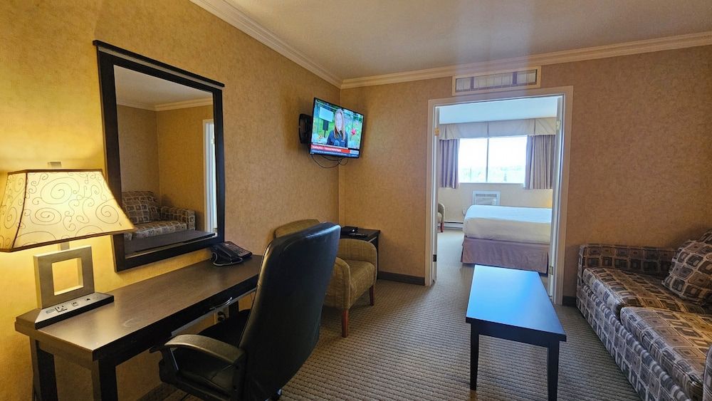 The George Dawson Inn & Conference Centre Deluxe Suite, 1 King Bed with Sofa bed 5