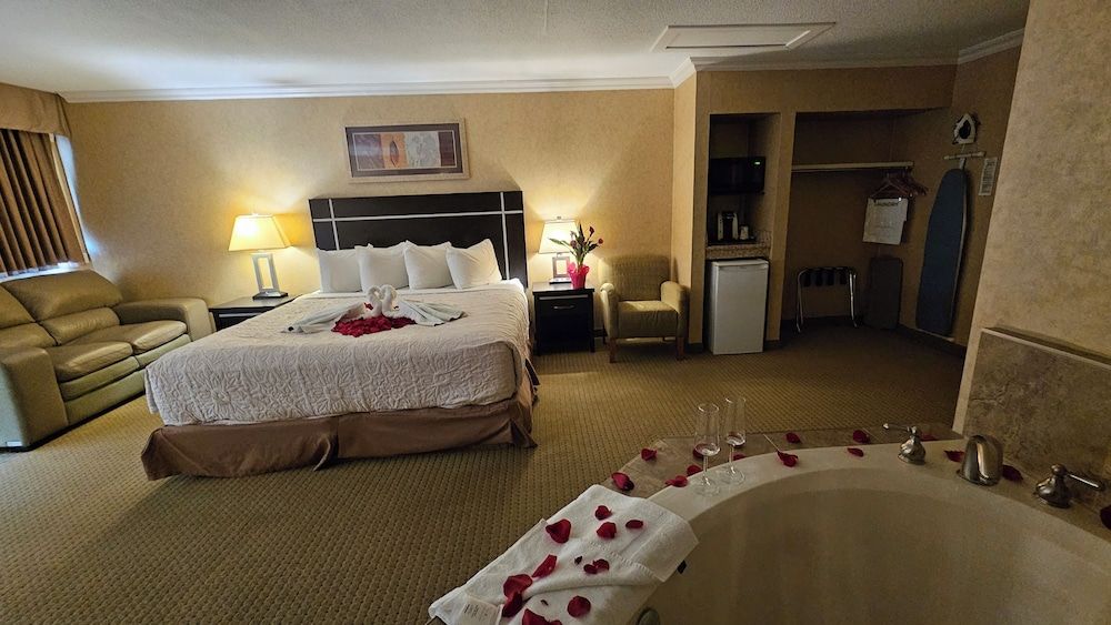 The George Dawson Inn & Conference Centre Classic Suite, 1 King Bed, Jetted Tub 3