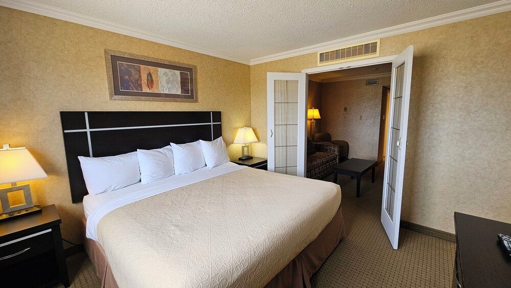 The George Dawson Inn & Conference Centre Deluxe Suite, 1 King Bed with Sofa bed 2