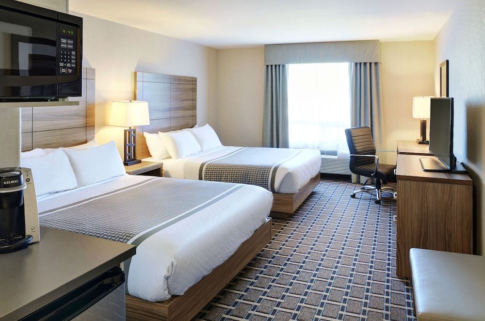 Pomeroy Inn And Suites Vermilion Deluxe Room, 2 Queen Beds, Kitchen 2