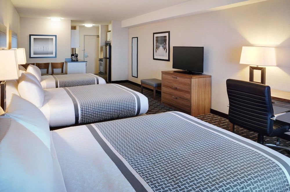 Pomeroy Inn And Suites Vermilion Deluxe Triple Room, Multiple Beds, Kitchen 2