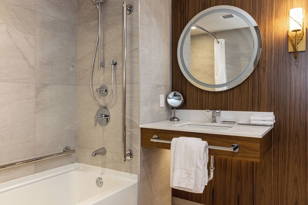 Hôtel-Musée Premières Nations Comfort Room, 1 King Bed, Accessible 3