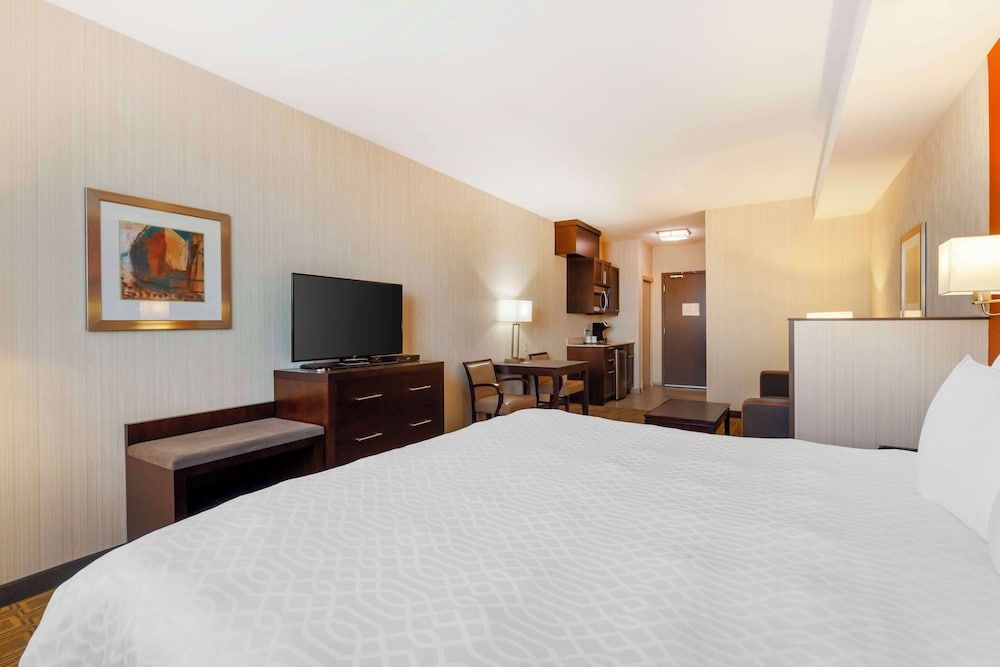 Best Western Plus Chateau Fort St. John Suite, 2 Bedrooms, Non Smoking, Kitchen (Living Room;with Sofabed) 3