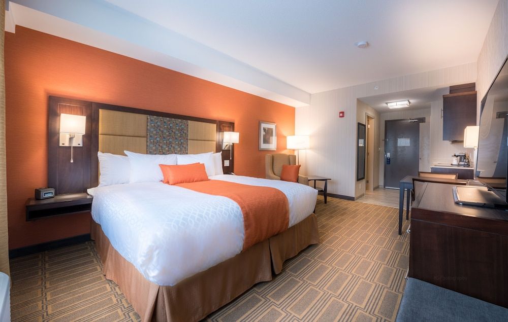 Best Western Plus Chateau Fort St. John Standard Room, 1 King Bed, Non Smoking, Kitchenette 5