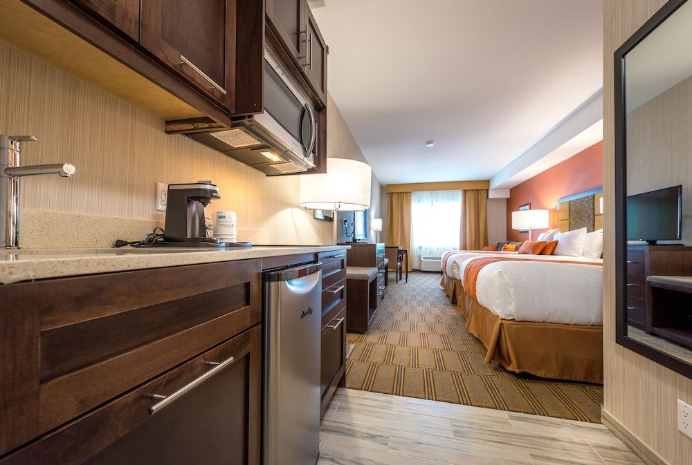 Best Western Plus Chateau Fort St. John Standard Room, 2 Queen Beds, Non Smoking, Kitchenette 5