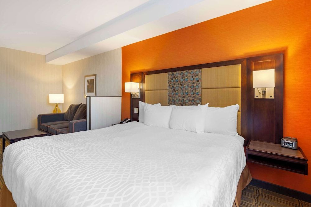 Best Western Plus Chateau Fort St. John Suite, 2 Bedrooms, Non Smoking, Kitchen (Living Room;with Sofabed) 4