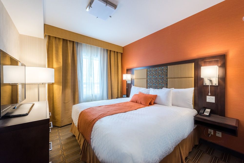 Best Western Plus Chateau Fort St. John Suite, 2 Bedrooms, Non Smoking, Kitchen (Living Room;with Sofabed)