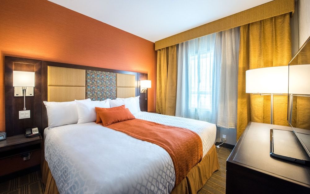 Best Western Plus Chateau Fort St. John Suite, 2 Bedrooms, Non Smoking, Kitchen (Living Room;with Sofabed) 2