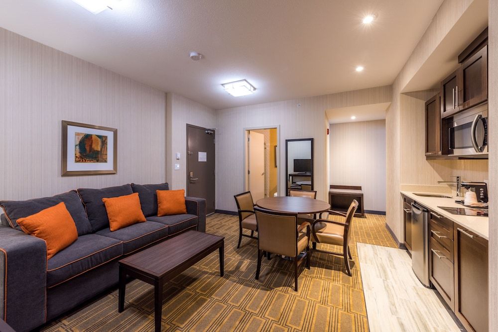 Best Western Plus Chateau Fort St. John Suite, 2 Bedrooms, Non Smoking, Kitchen (Living Room;with Sofabed) 7