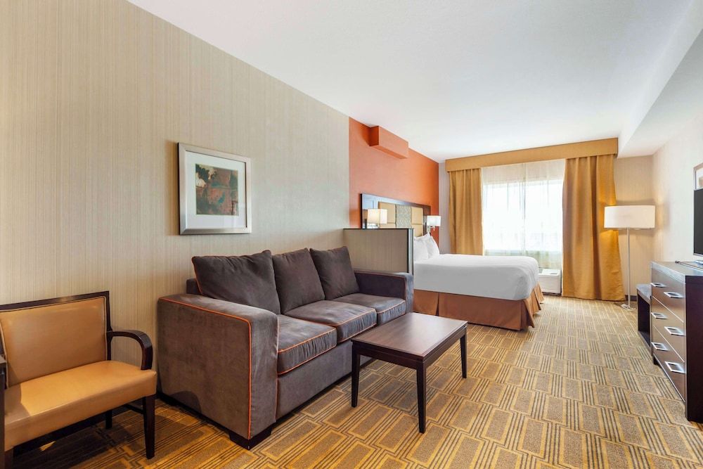 Best Western Plus Chateau Fort St. John Suite, 2 Bedrooms, Non Smoking, Kitchen (Living Room;with Sofabed) 8