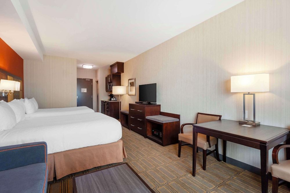 Best Western Plus Chateau Fort St. John Standard Room, 1 King Bed, Non Smoking, Kitchenette 4