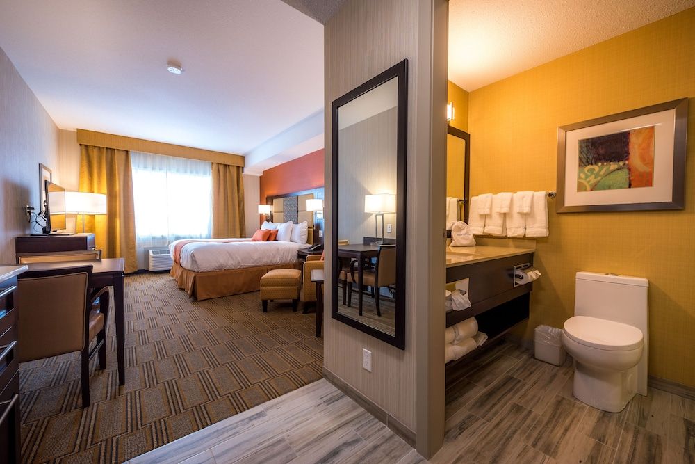 Best Western Plus Chateau Fort St. John Standard Room, 1 King Bed, Non Smoking, Kitchenette 6